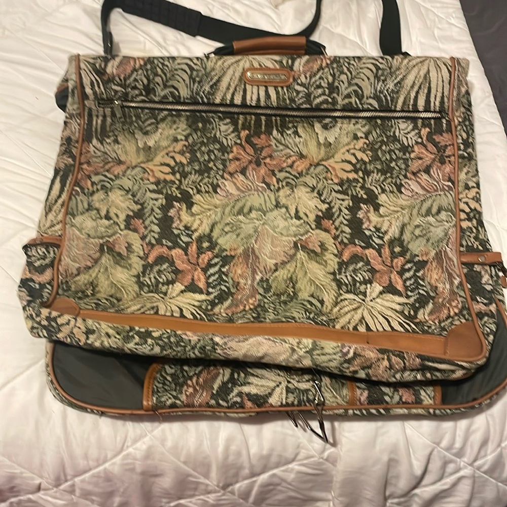 American tourister clothes luggage bag